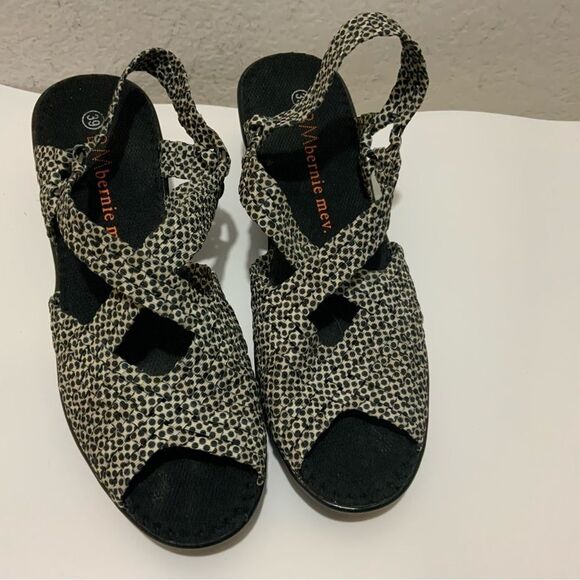 Bernie Mev Wedges Gold Woven Peep Toe Slip On Wedges Size 9 - Picture 1 of 7